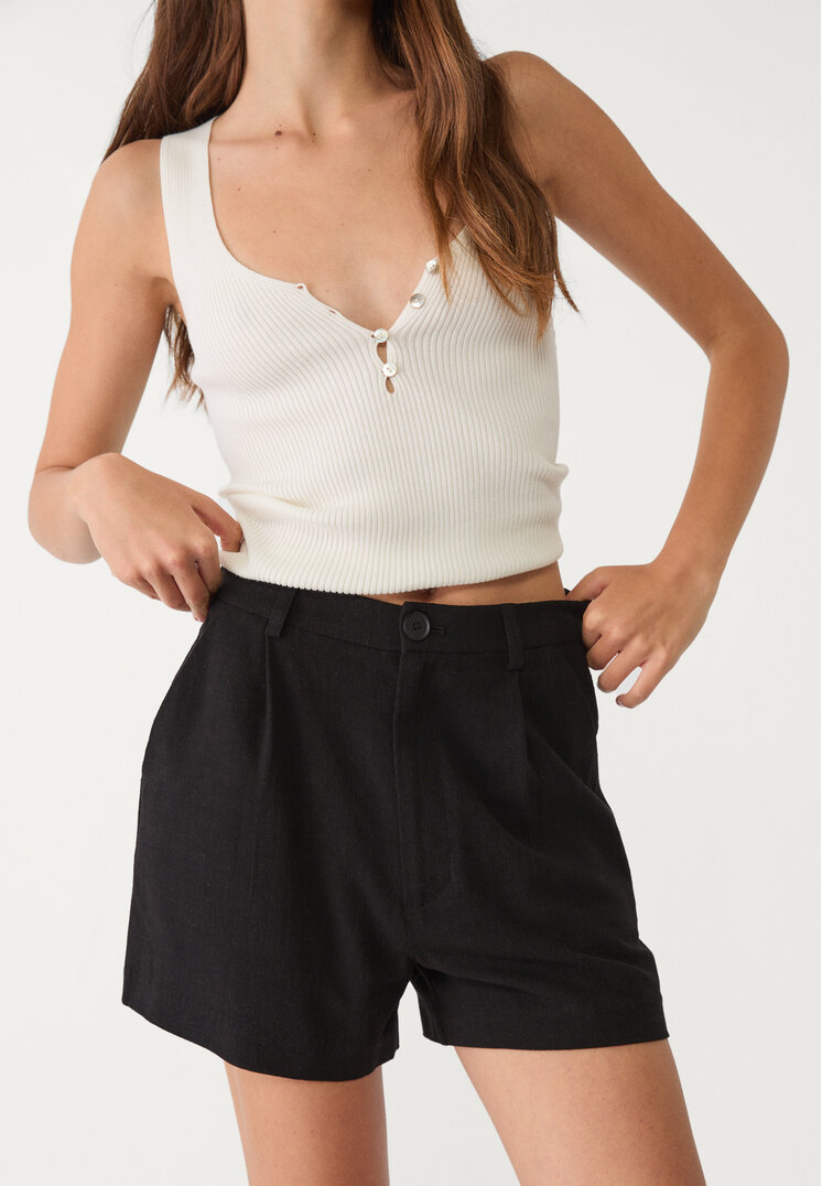 short fluido pliegues con lino