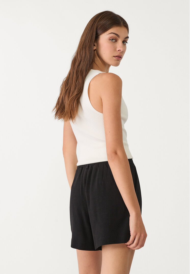 short fluido pliegues con lino