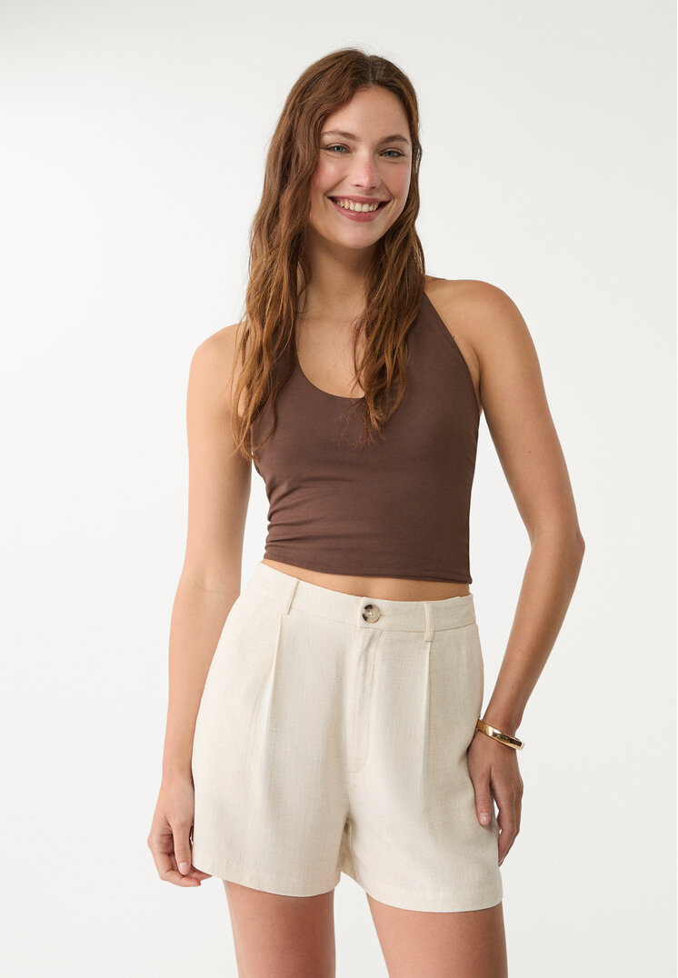 short fluido pliegues con lino