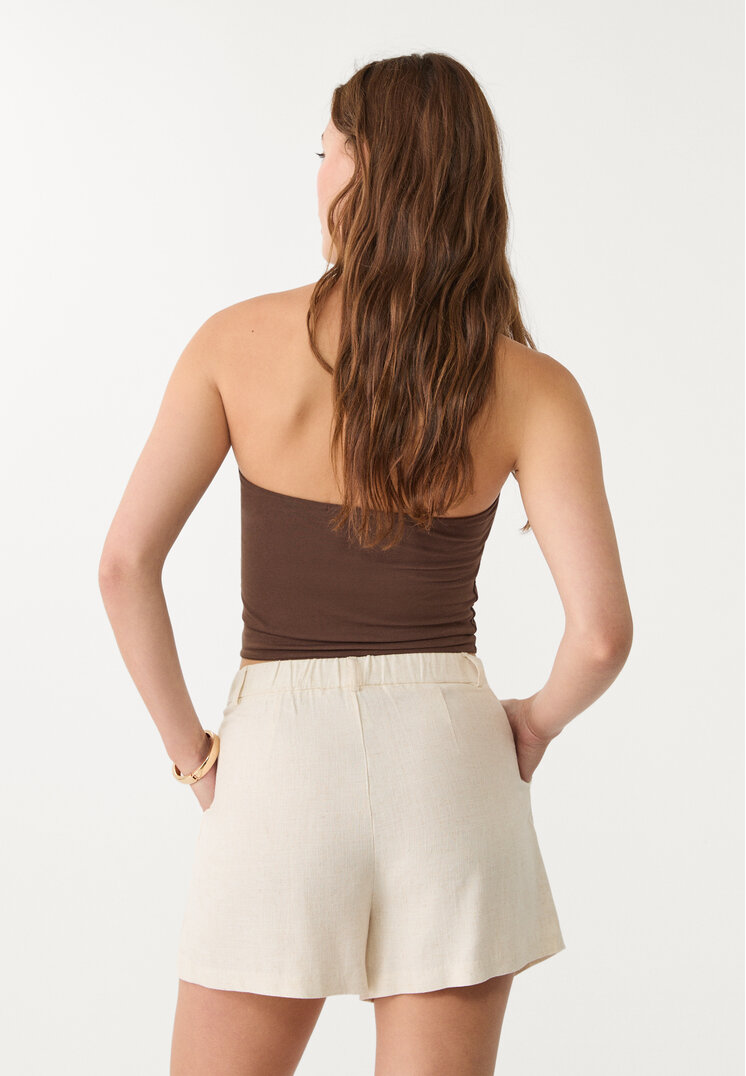 short fluido pliegues con lino