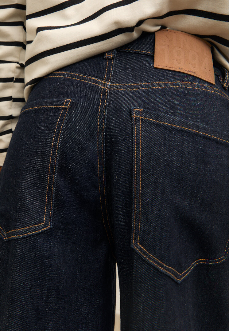 jeans wide leg detalle bajo