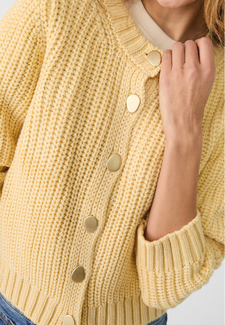 chaqueta de punto botones dorados