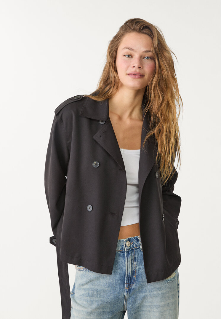 trench corto con cinturon