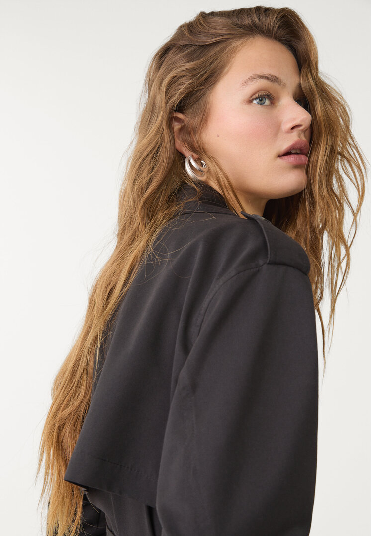 trench corto con cinturon
