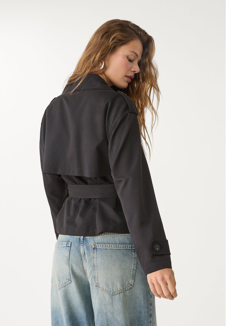 trench corto con cinturon