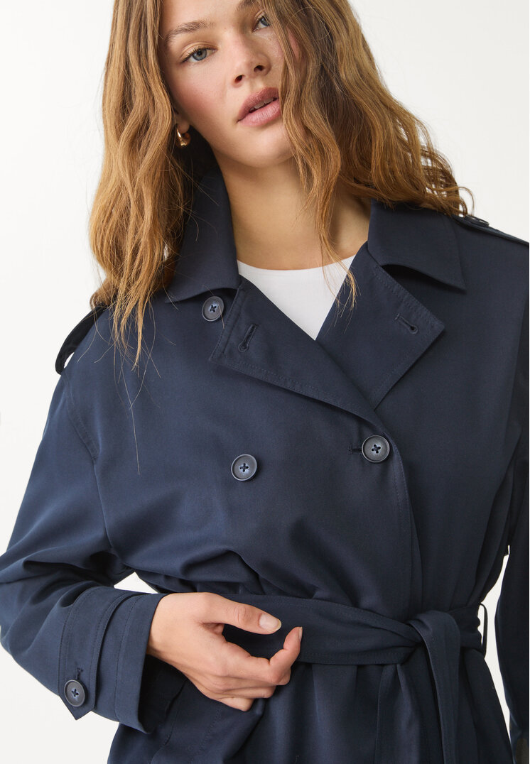 trench corto con cinturon