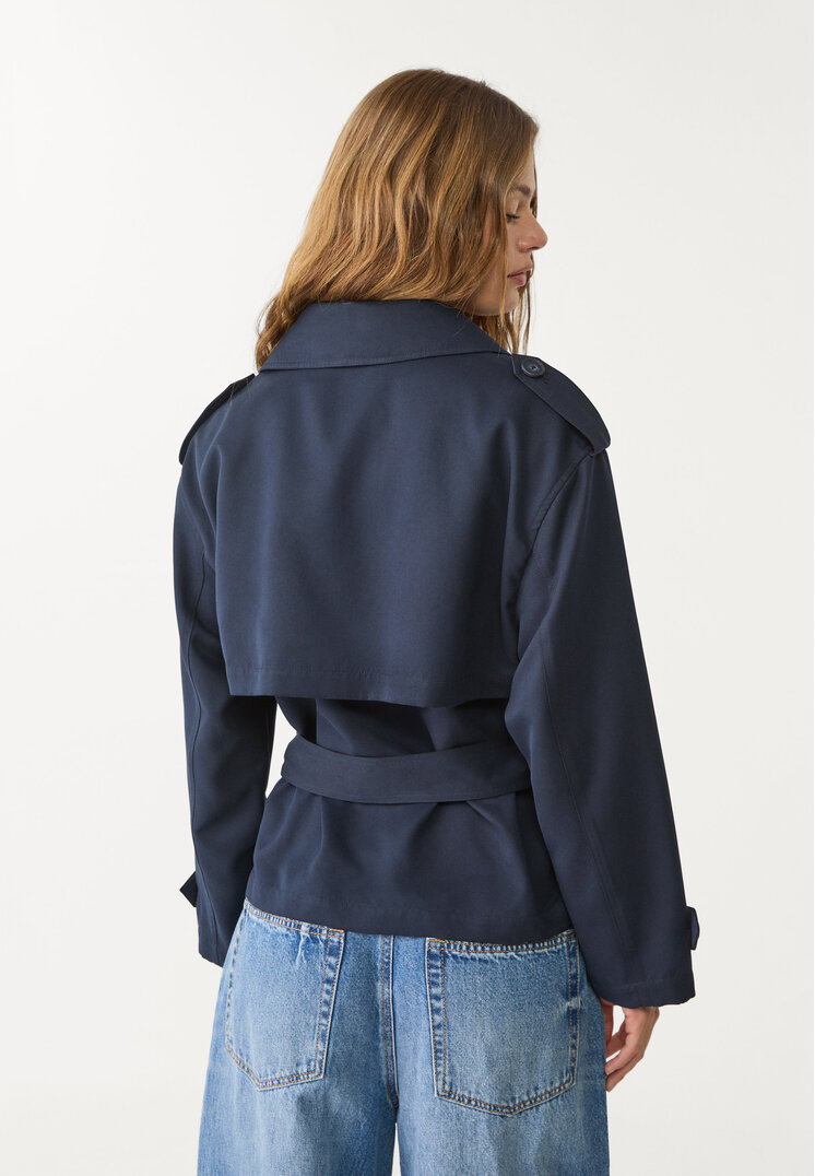 trench corto con cinturon