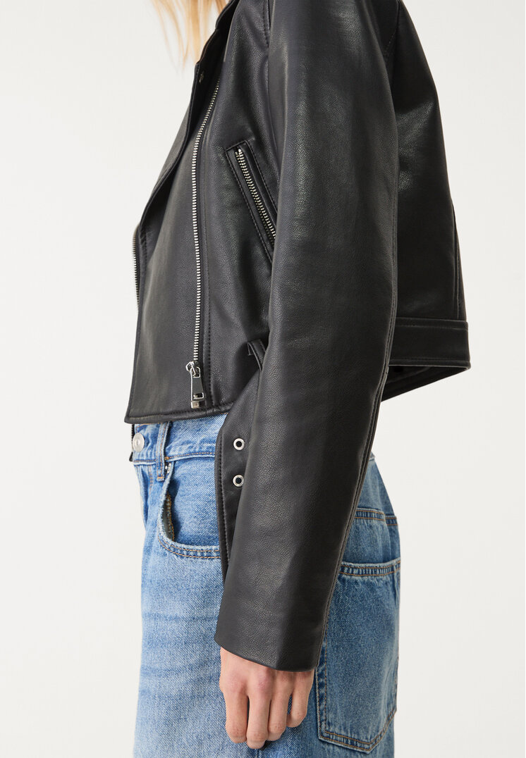 cazadora biker con cinturon efecto piel