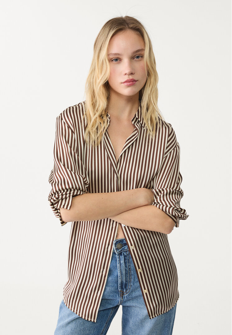 camisa satinada cuello solapa