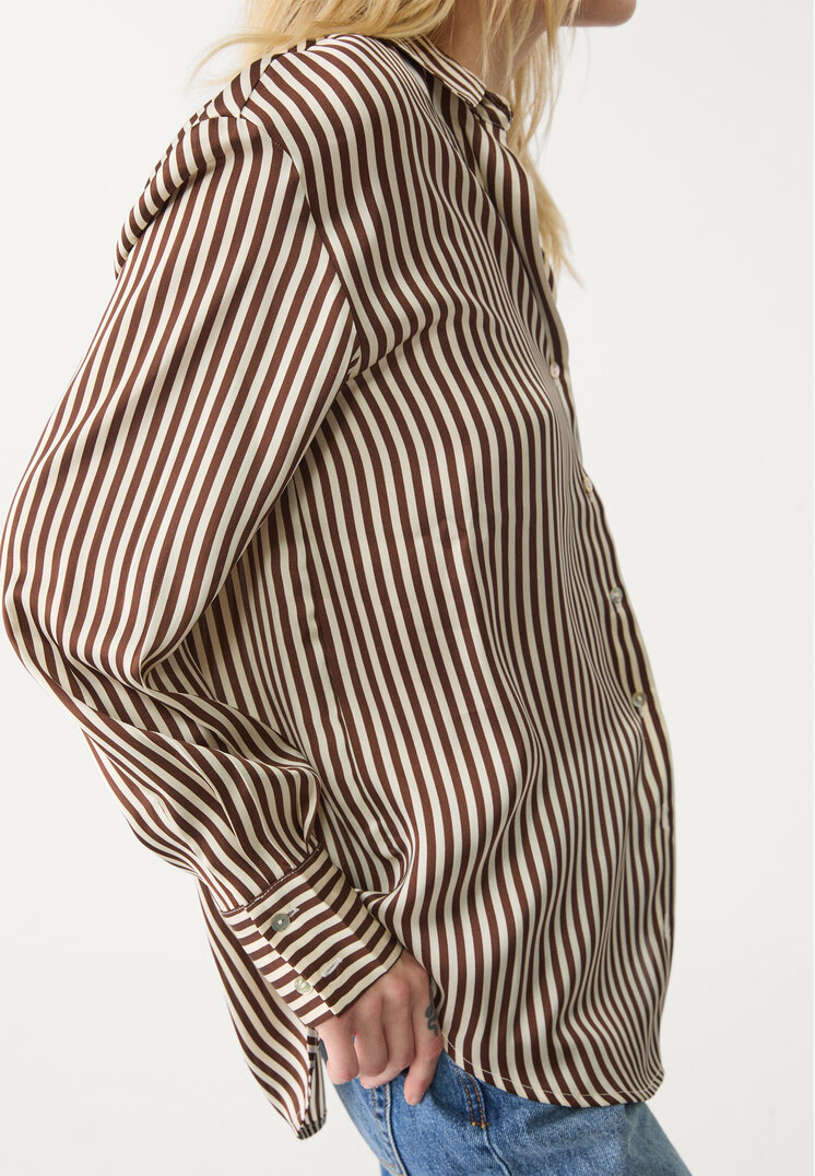 camisa satinada cuello solapa