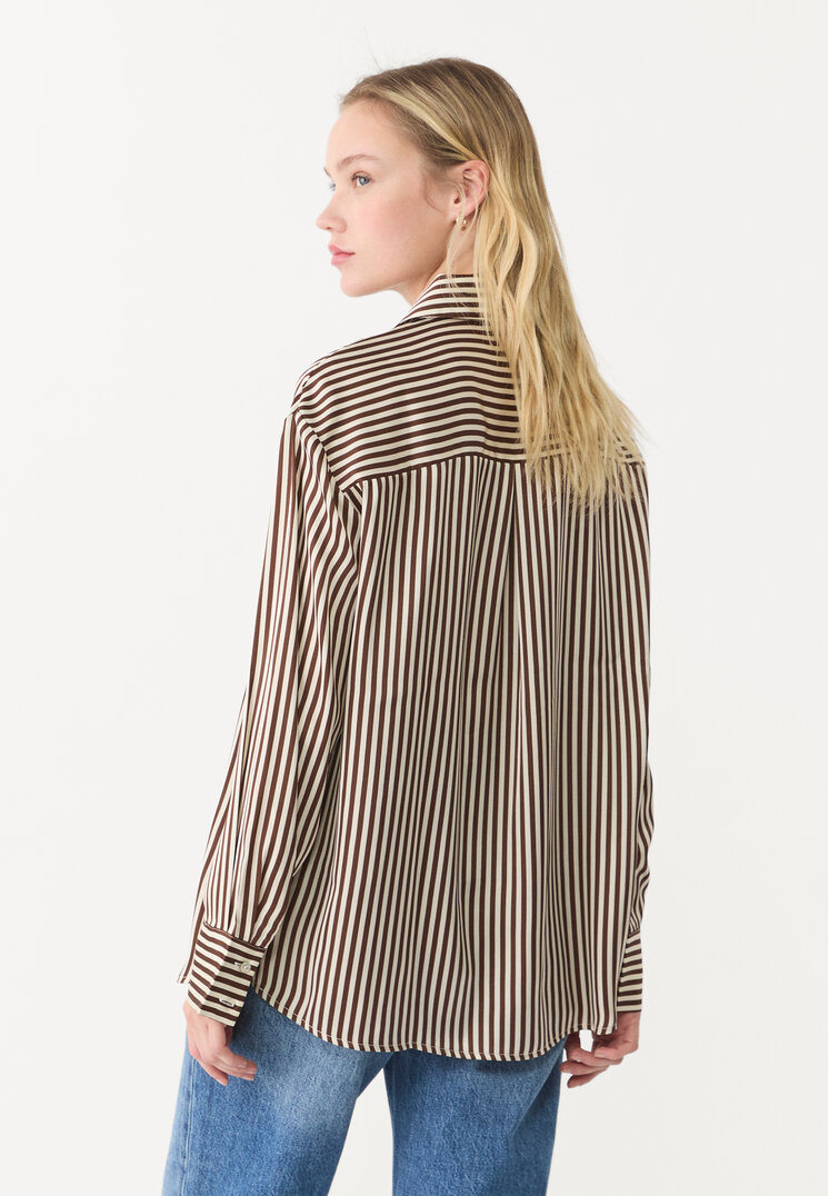 camisa satinada cuello solapa