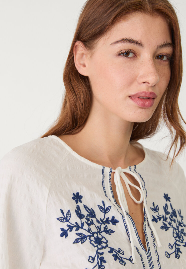 blusa fluida bordados