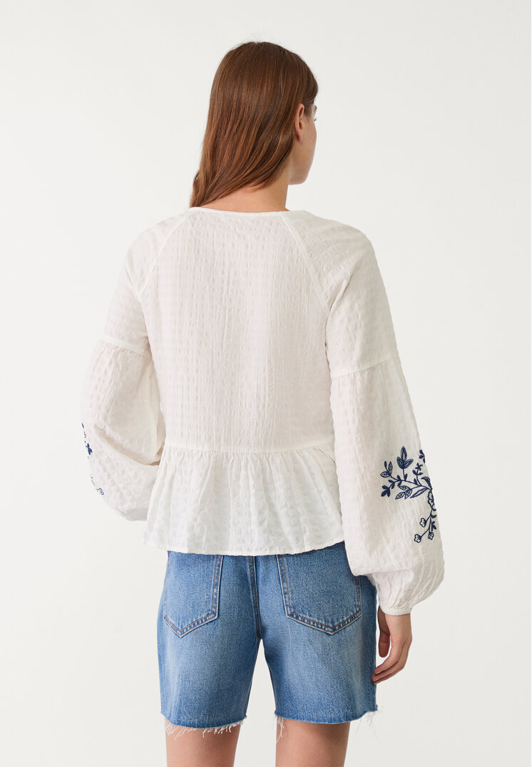 blusa fluida bordados