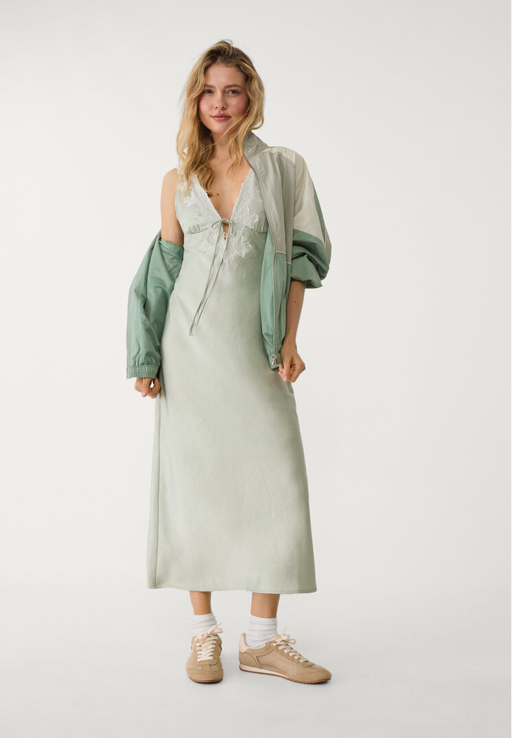 vestido midi satinado encaje