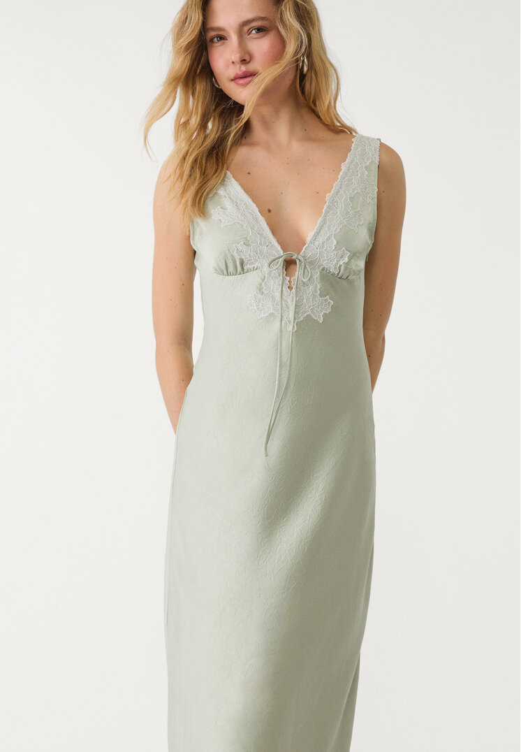 vestido midi satinado encaje