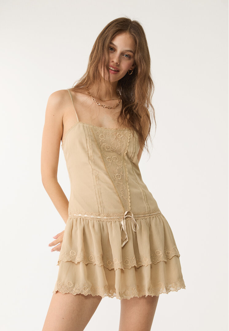vestido fluido corto volantes