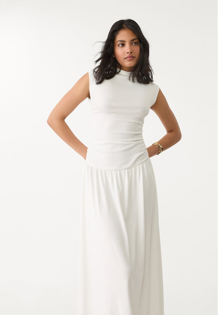 vestido midi cuello chimenea