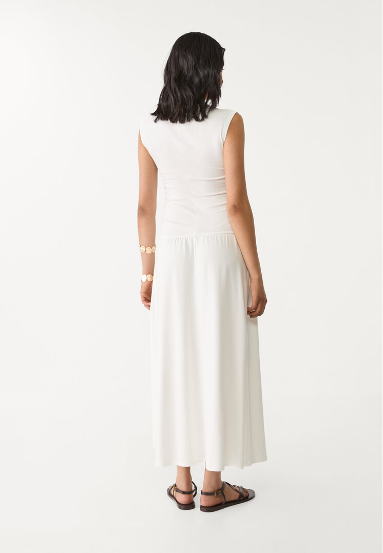 vestido midi cuello chimenea