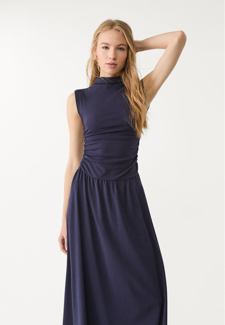 vestido midi cuello chimenea