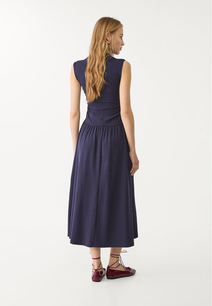 vestido midi cuello chimenea
