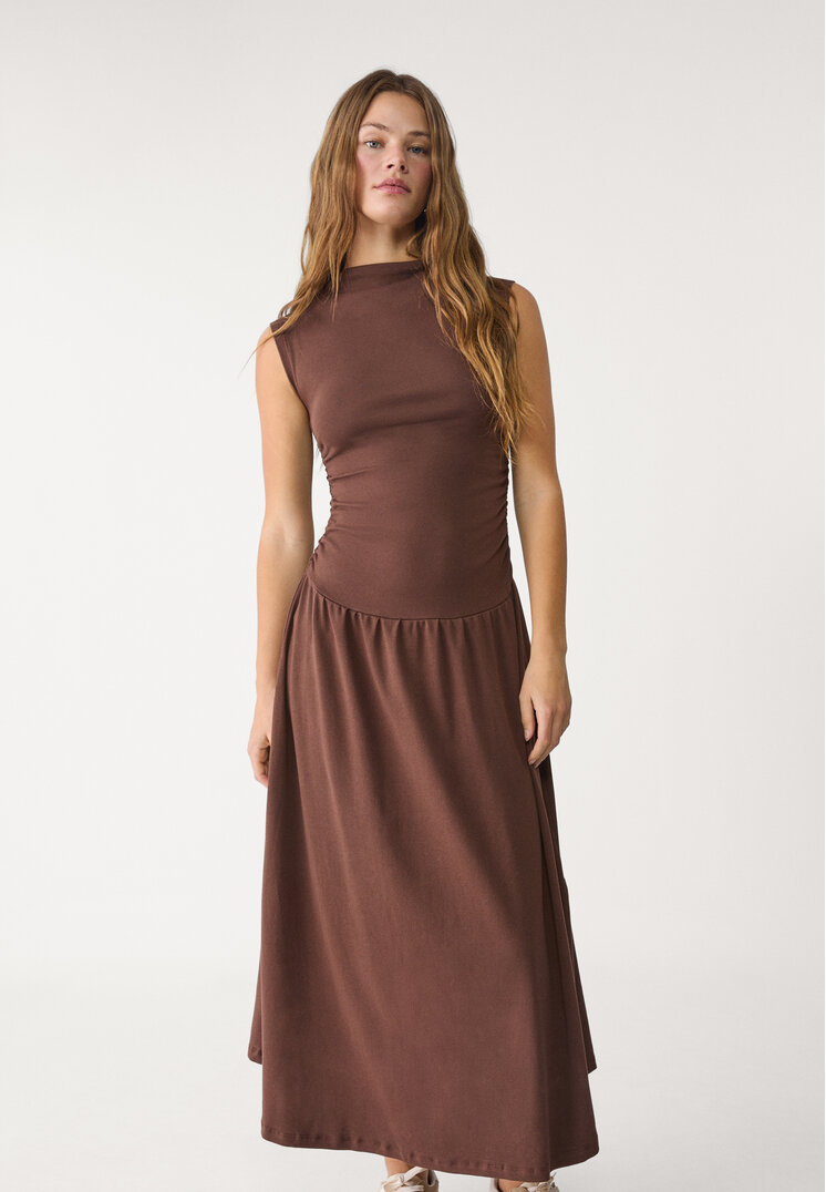 vestido midi cuello chimenea