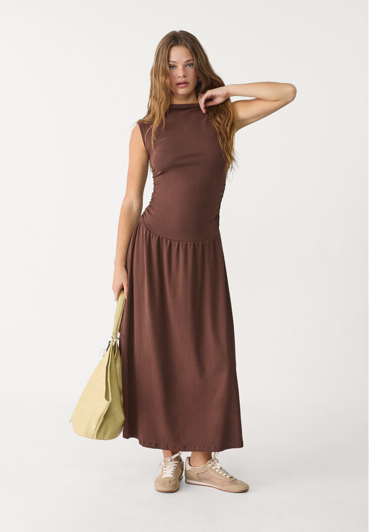 vestido midi cuello chimenea