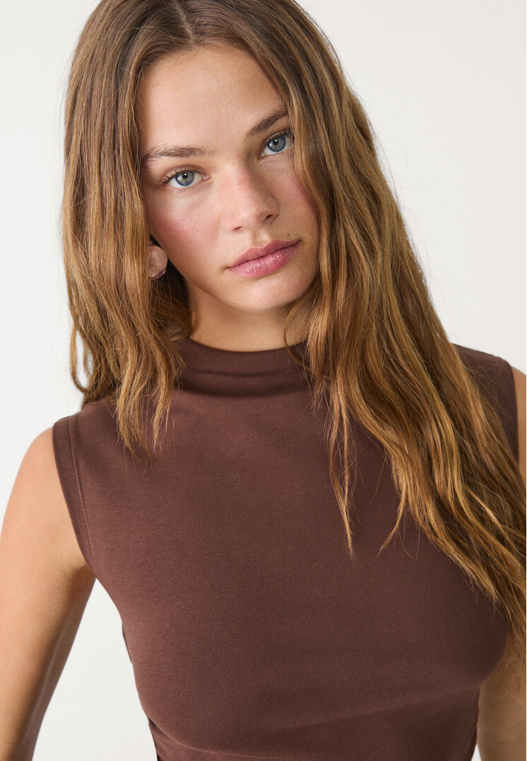 vestido midi cuello chimenea