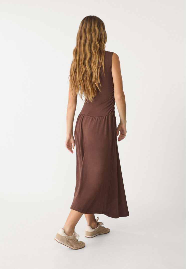 vestido midi cuello chimenea