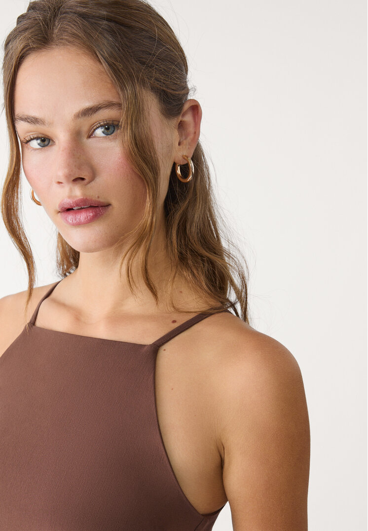 vestido halter midi