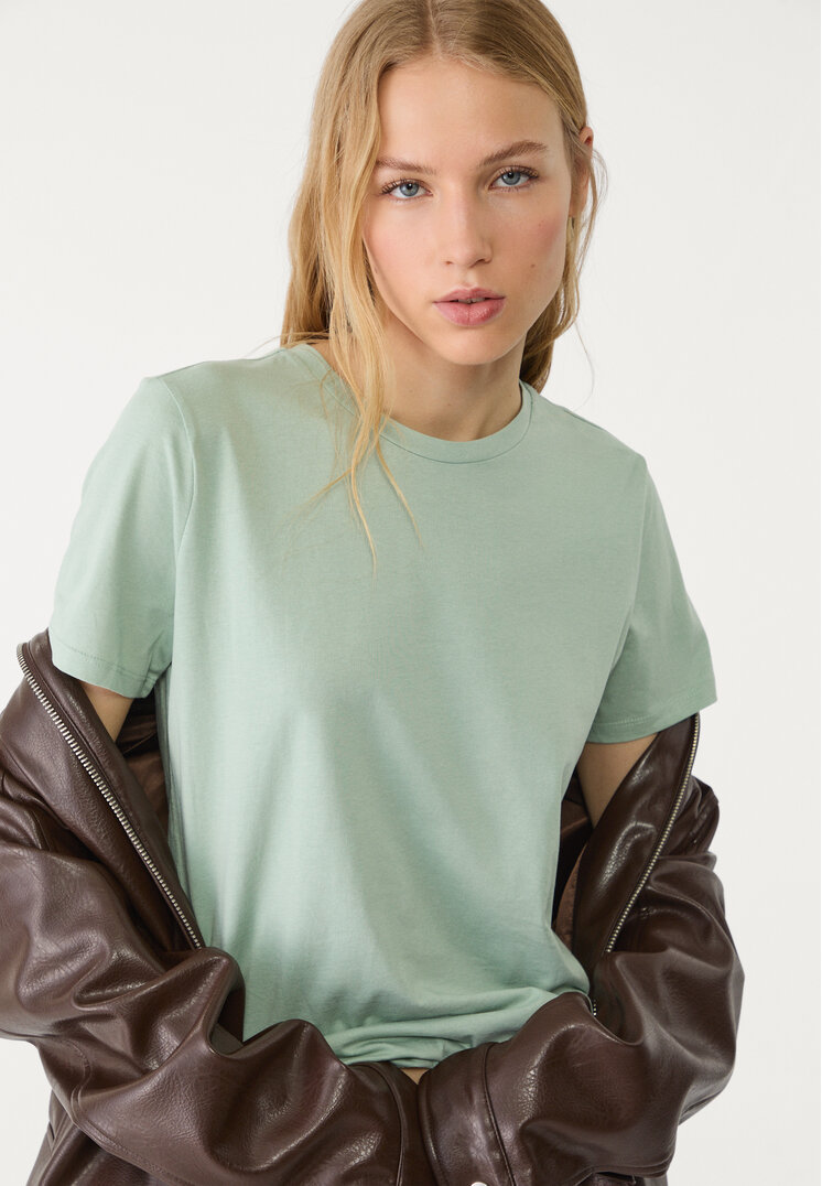 camiseta basica regular fit cuello redondo