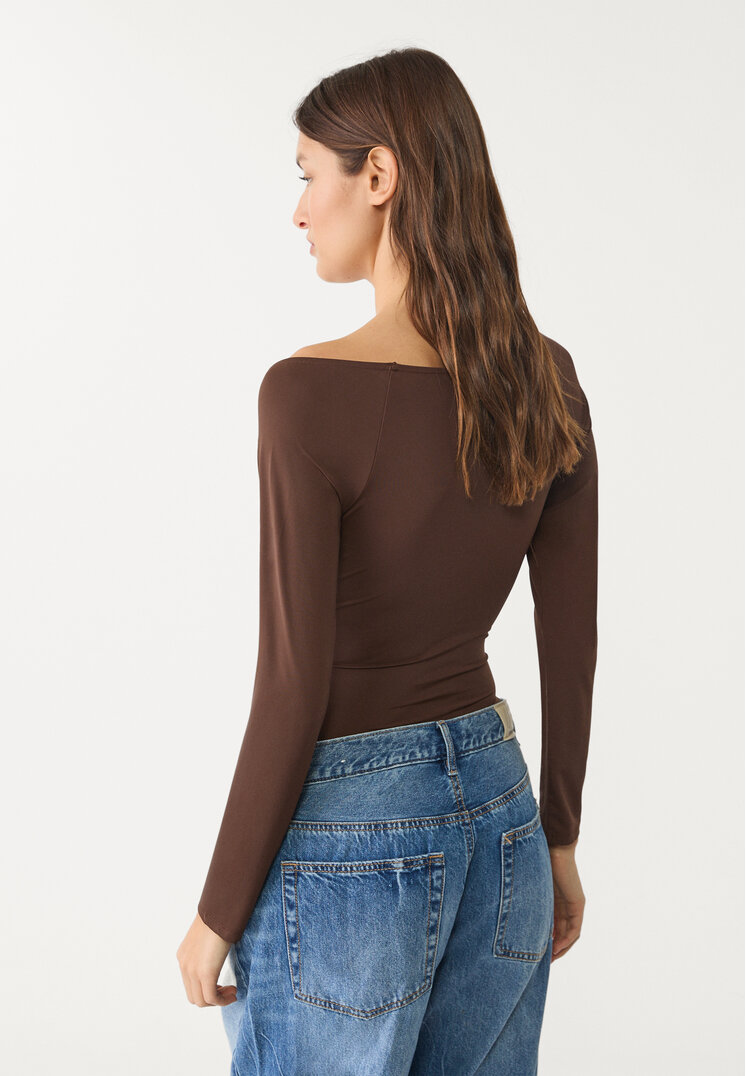 body cruzado frunce