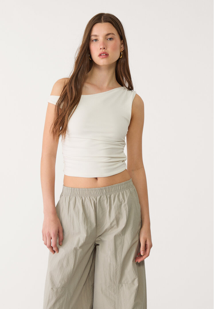 camiseta corta asimetrica frunce