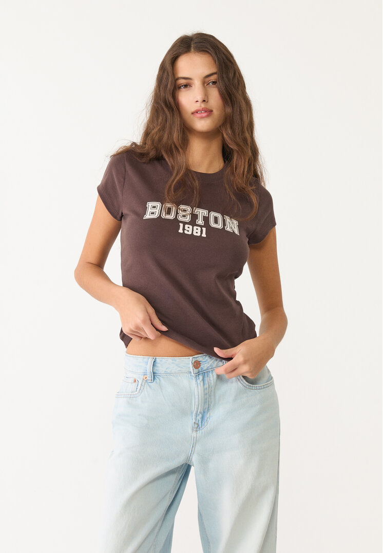 camiseta fitted estampado boston