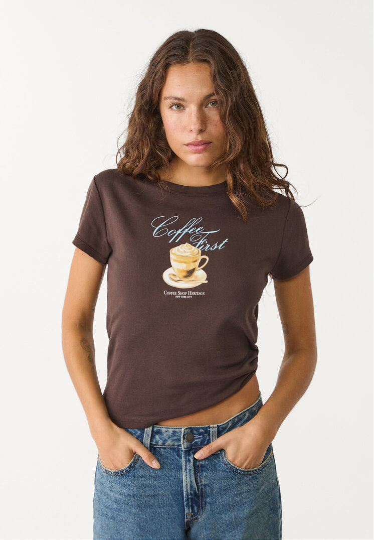 camiseta fitted coffe first