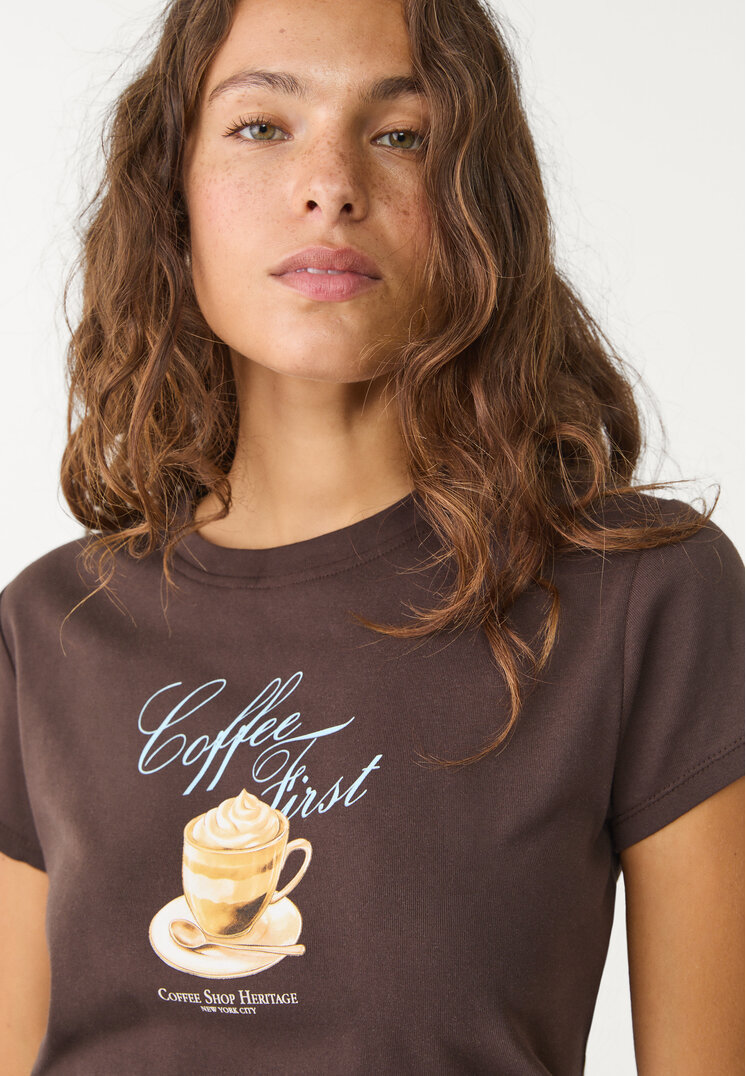 camiseta fitted coffe first