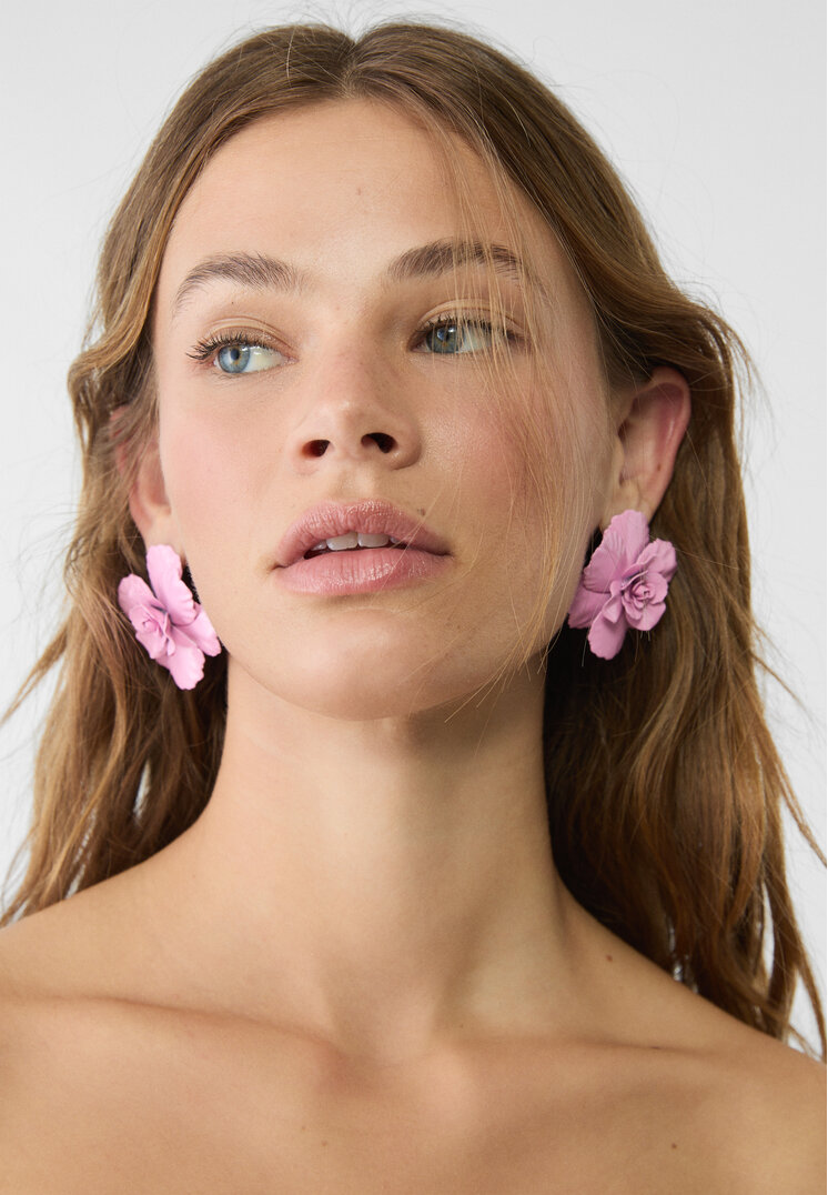 pendientes flor metalica contraste