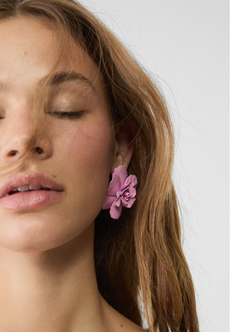 pendientes flor metalica contraste