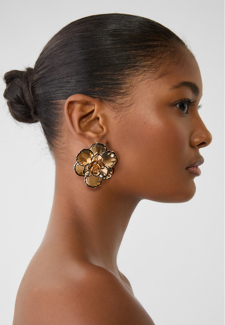pendientes flor metalica contraste