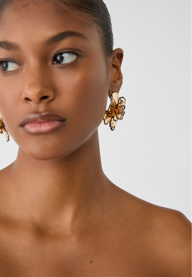 pendientes flor metalica contraste