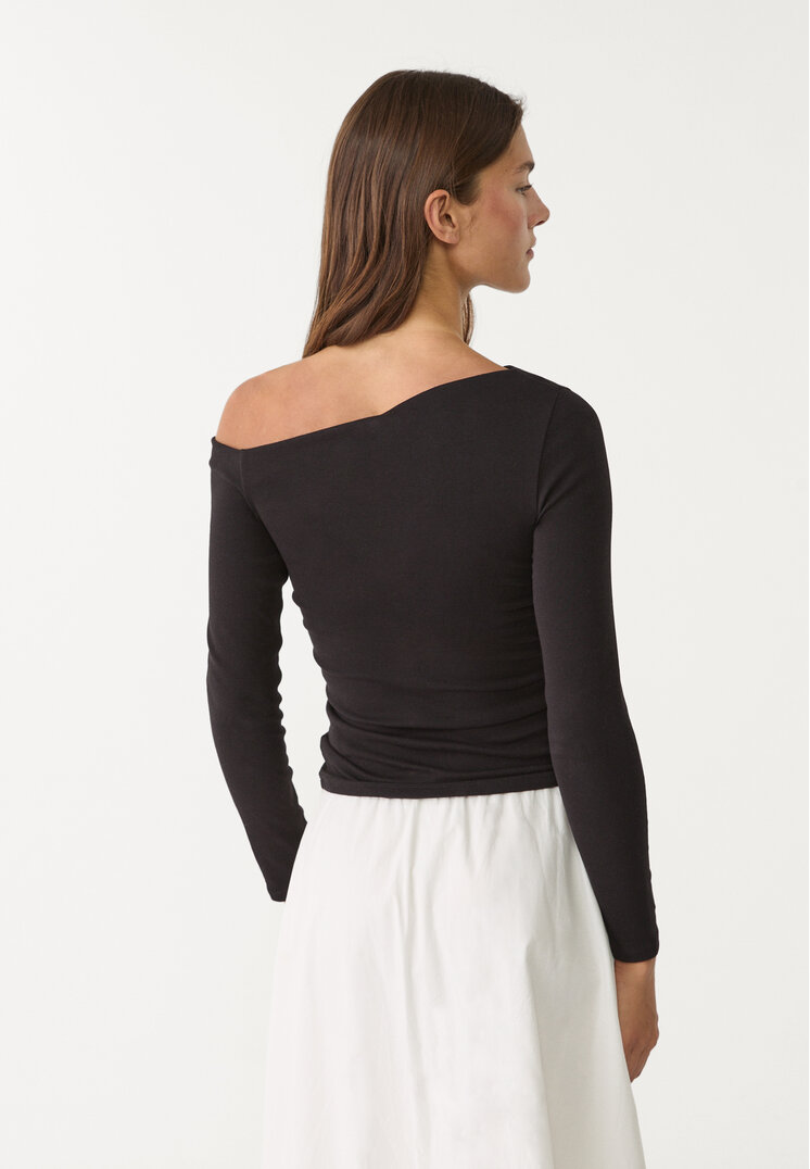 camiseta escote asimetrico