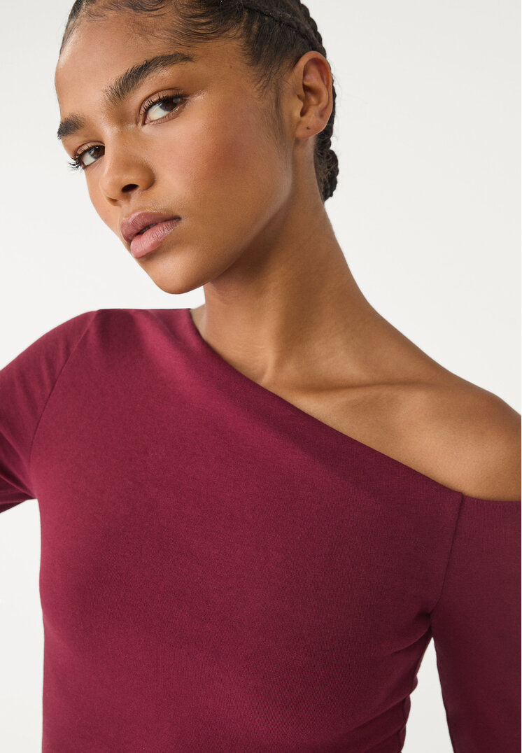 camiseta escote asimetrico