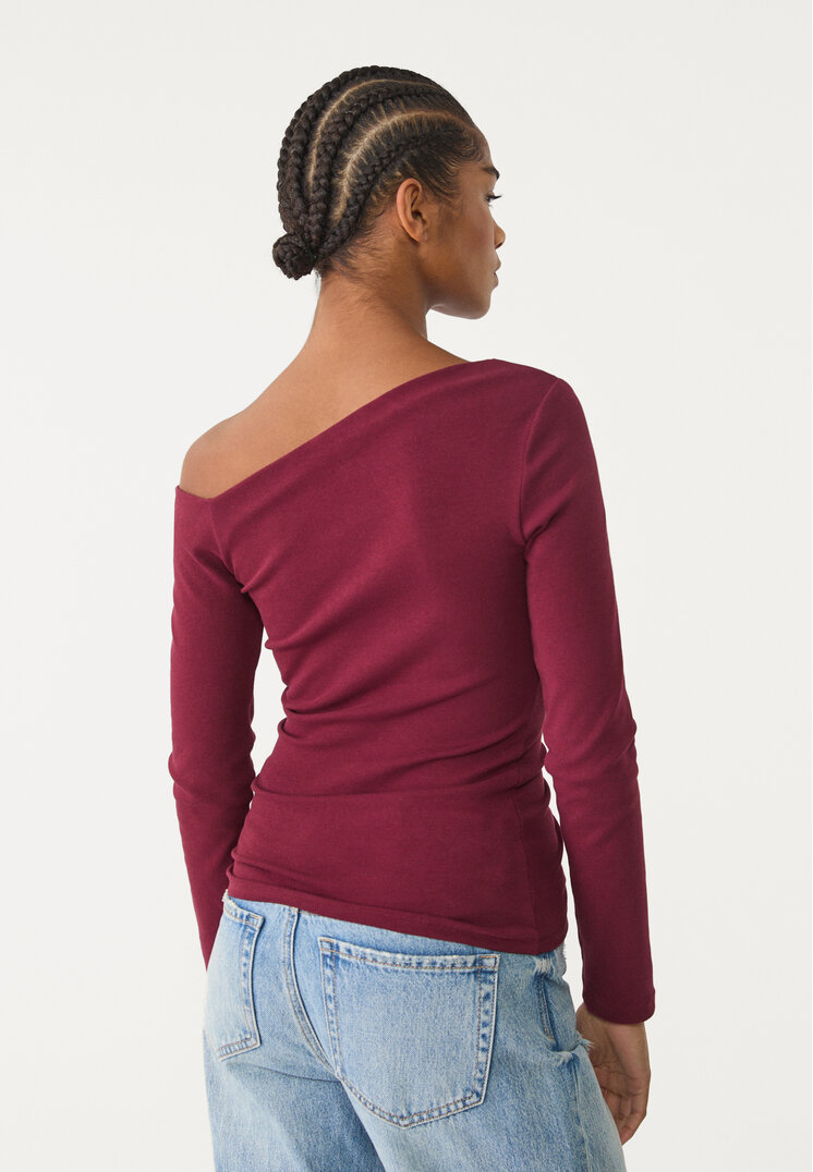 camiseta escote asimetrico