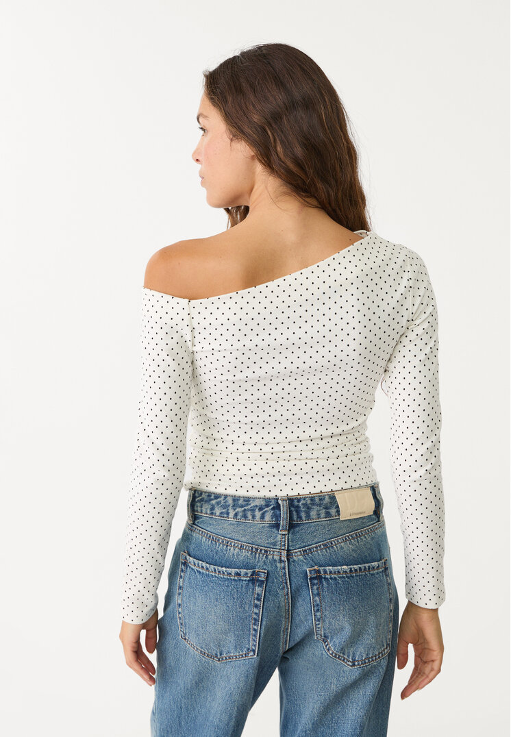 camiseta escote asimetrico print