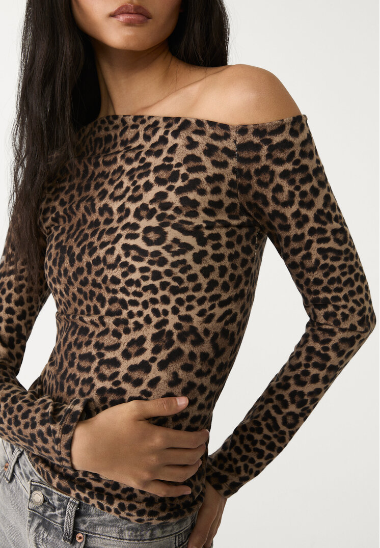 camiseta escote asimetrico print