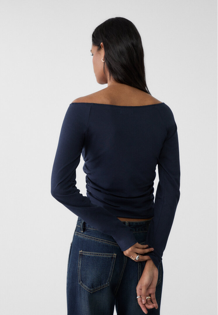 camiseta cuello barco letra