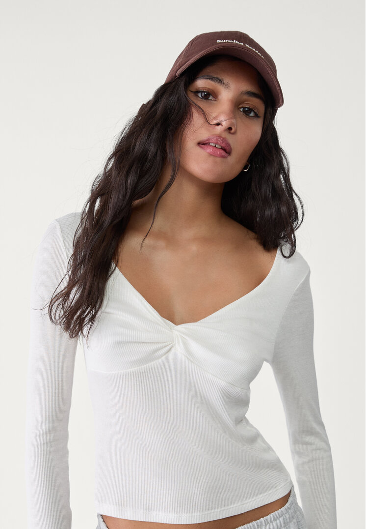 camiseta escote nudo