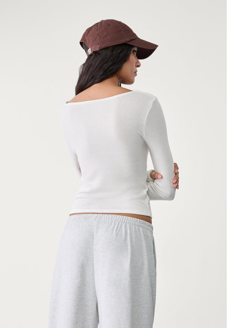 camiseta escote nudo