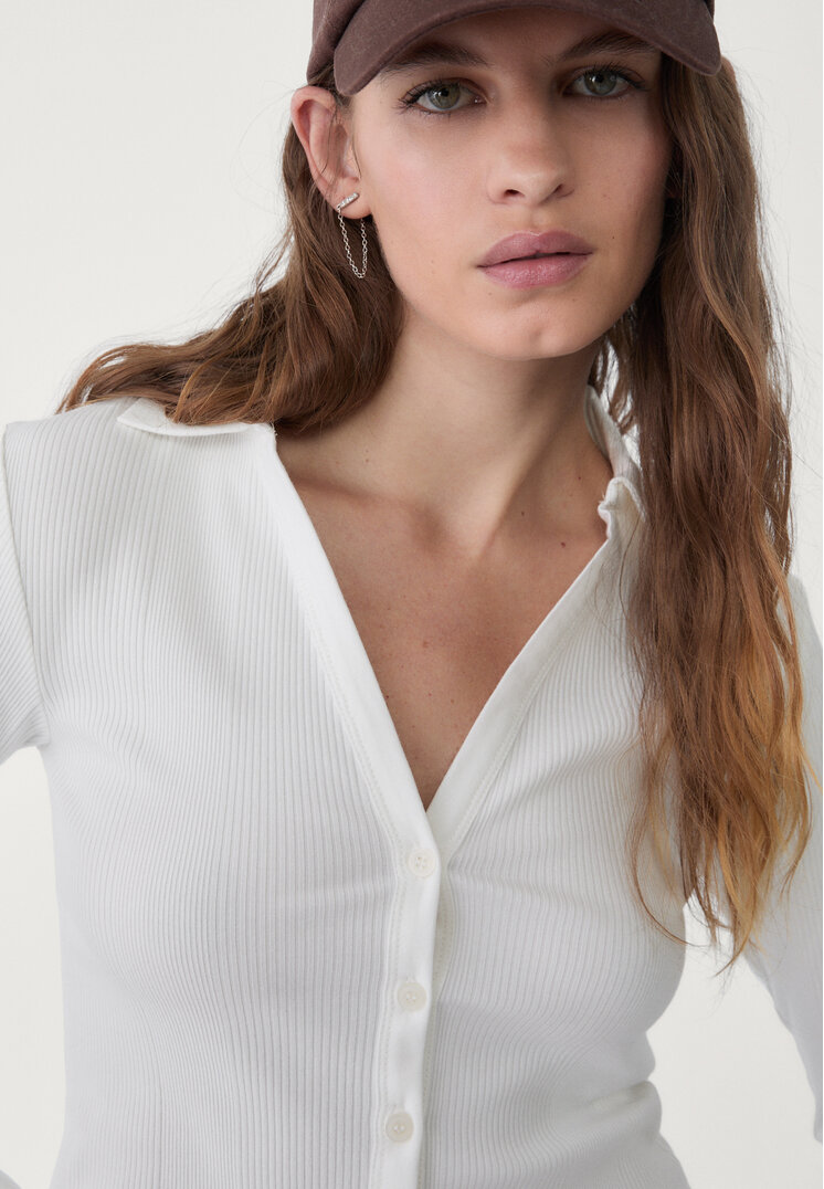 polo crop botones