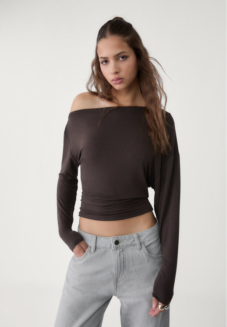 camiseta cuello asimetrico