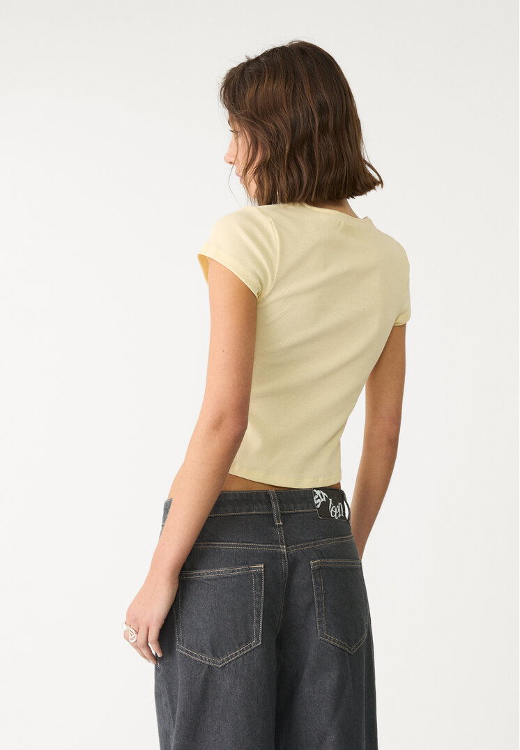 camiseta abertura botones